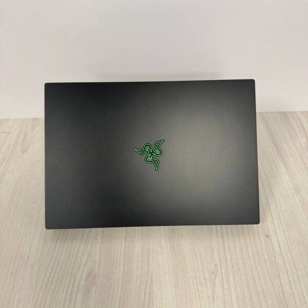 Ігровий ноутбук Razer Blade 16 RZ09-0483 / 16" (2560x1600) MiniLED / Intel Core i9-13950HX (24 (32) ядра по 2.2 - 5.5 GHz) / 32 GB DDR5 / 2000 GB SSD NVMe / nVidia GeForce RTX 4090, 16 GB GDDR6, 256-bit / WebCam - Зображення 3