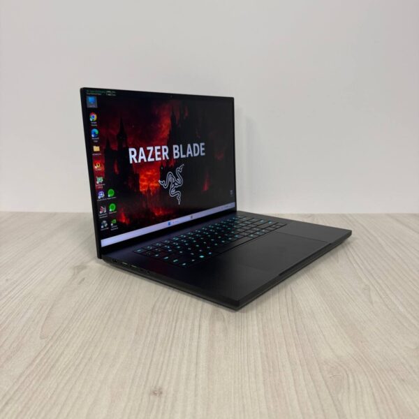 Ігровий ноутбук Razer Blade 16 RZ09-0483 / 16" (2560x1600) MiniLED / Intel Core i9-13950HX (24 (32) ядра по 2.2 - 5.5 GHz) / 32 GB DDR5 / 2000 GB SSD NVMe / nVidia GeForce RTX 4090, 16 GB GDDR6, 256-bit / WebCam - Зображення 4