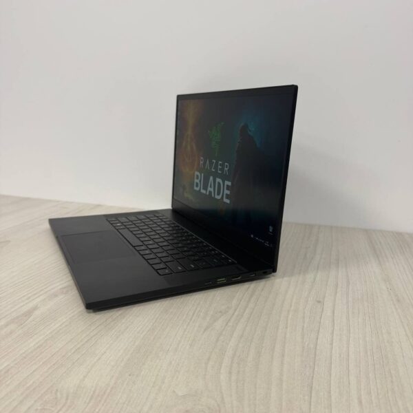 Ігровий ноутбук Б-клас Razer Blade 15 RZ09-02386 / 15.6" (1920x1080) IPS / Intel Core i7-9850H (6 (12) ядер по 2.6 - 4.6 GHz) / 16 GB DDR4 / 512 GB SSD NVMe / nVidia GeForce GTX 1070 Max-Q, 8 GB GDDR5, 256-bit - Зображення 5