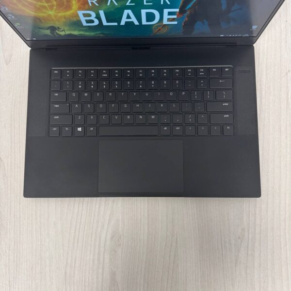 Ігровий ноутбук Б-клас Razer Blade 15 RZ09-02386 / 15.6" (1920x1080) IPS / Intel Core i7-9850H (6 (12) ядер по 2.6 - 4.6 GHz) / 16 GB DDR4 / 512 GB SSD NVMe / nVidia GeForce GTX 1070 Max-Q, 8 GB GDDR5, 256-bit - Зображення 7