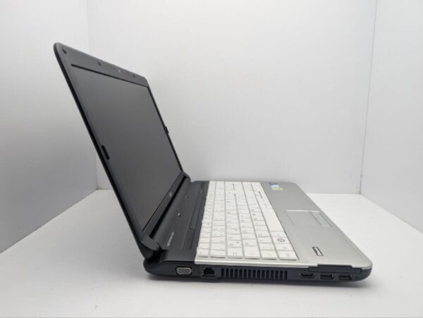 Ноутбук Fujitsu Lifebook A530 / 15" (1366x768) TN / Intel Core i3-370M (2 (4) ядра по 2.4 GHz) / 6 GB DDR3 / 120 GB SSD / Intel HD Graphics / WebCam / DVD-ROM - Зображення 4
