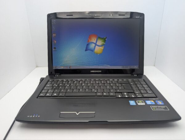 Ноутбук Medion Akoya P6624 / 15.6" (1366x768) TN / Intel Core i3-370M (2 (4) ядра по 2.4 - 2.5 GHz) / 6 GB DDR3 / 750 GB HDD / nVidia GeForce GT 425M, 1 GB GDDR3, 128-bit / WebCam / АКБ не тримає - Зображення 2