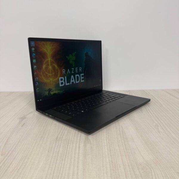 Ігровий ноутбук Б-клас Razer Blade 15 RZ09-02386 / 15.6" (1920x1080) IPS / Intel Core i7-9850H (6 (12) ядер по 2.6 - 4.6 GHz) / 16 GB DDR4 / 512 GB SSD NVMe / nVidia GeForce GTX 1070 Max-Q, 8 GB GDDR5, 256-bit - Зображення 4