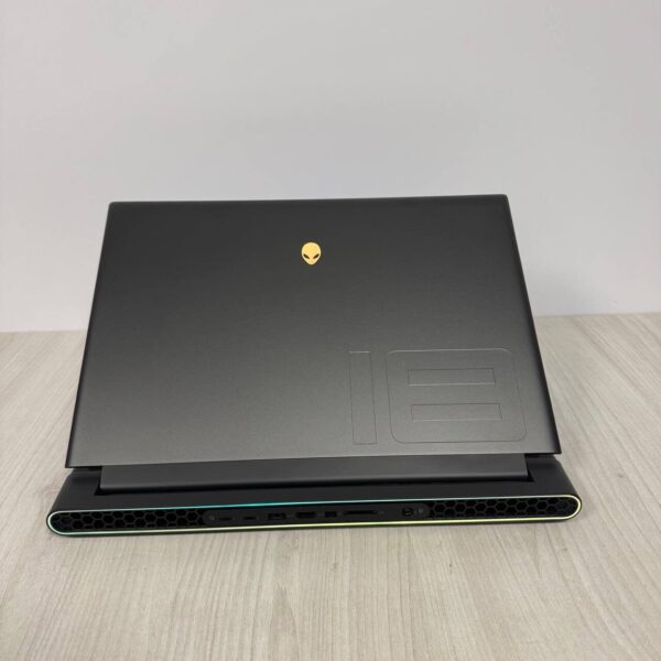 Ігровий ноутбук Dell Alienware m18 R1 / 18" (2560x1600) IPS / Intel Core i9-13900HX (24 (32) ядер по 2.2 - 5.4 GHz) / 32 GB DDR5 / 1000 GB SSD NVMe / nVidia GeForce RTX 4080, 12 GB GDDR6, 192-bit / WebCam - Зображення 3