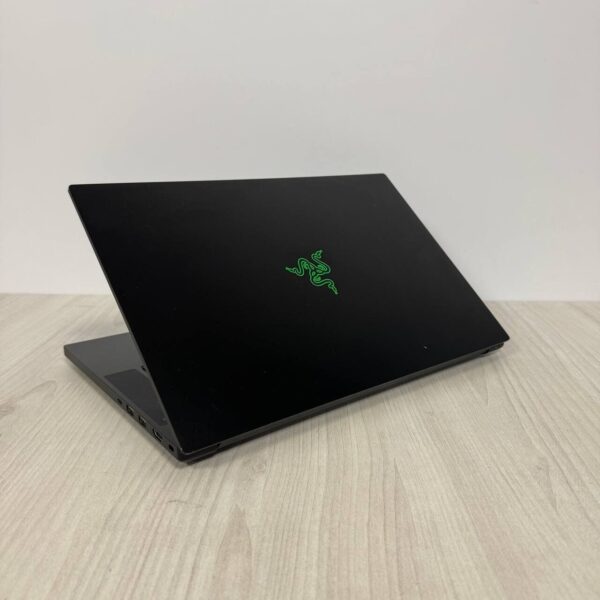 Ігровий ноутбук Б-клас Razer Blade 15 Gaming RZ09-0410 / 15.6" (2560x1440) IPS / Intel Core i7-11800H (8 (16) ядра по 2.3 - 4.6 GHz) / 16 GB DDR4 / 512 GB SSD NVMe / nVidia GeForce RTX 3070, 8 GB GDDR6, 256-bit / WebCam - Зображення 6