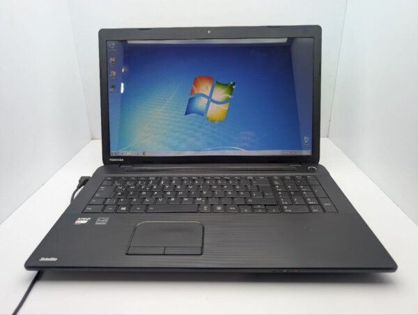 Ноутбук Toshiba Satellite C70D-A / 17.3" (1600x900) TN / AMD E1-2100 (2 ядра по 1.0 GHz) / 8 GB DDR3 / 120 GB SSD / AMD Radeon HD 8210 Graphics / Web-cam - Зображення 2