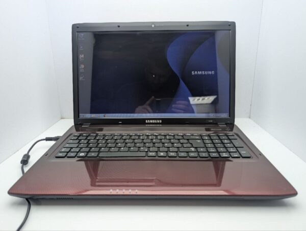Ноутбук Samsung R780 / 17.3" (1600x900) TN / Intel Core i3-350M (2 (4) ядра по 2.2 GHz) / 6 GB DDR3 / 500 GB HDD / nVidia GeForce GT 330M, 1 GB GDDR3, 128-bit / WebCam / DVD-ROM - Зображення 2