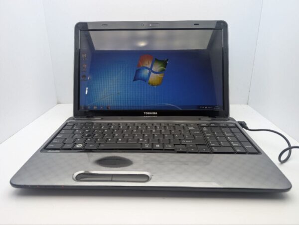 Ноутбук Toshiba Satellite L750 / 15.6" (1366x768) TN / Intel Core i5-2430M (2 (4) ядра по 2.4 - 3.0 GHz) / 6 GB DDR3 / 500 GB HDD / nVidia GeForce GT 520M, 1 GB GDDR3, 128-bit / WebCam / DVD-ROM - Зображення 2