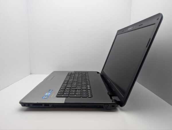 Ноутбук Medion Akoya E7218 / 17.3" (1600x900) TN / Intel Core i3-2310M (2 (4) ядра по 2.1 GHz) / 6 GB DDR3 / 750 GB HDD / Intel HD Graphics / WebCam / DVD-ROM / АКБ не тримає - Зображення 5