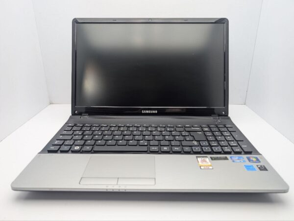 Ноутбук Samsung NP300E5A / 15.6" (1366x768) TN / Intel Core i3-2350M (2 (4) ядра по 2.3 GHz) / 6 GB DDR3 / 320 GB HDD / nVidia GeForce GT 520MX, 1 GB GDDR3, 64-bit / WebCam / DVD-ROM - Зображення 3