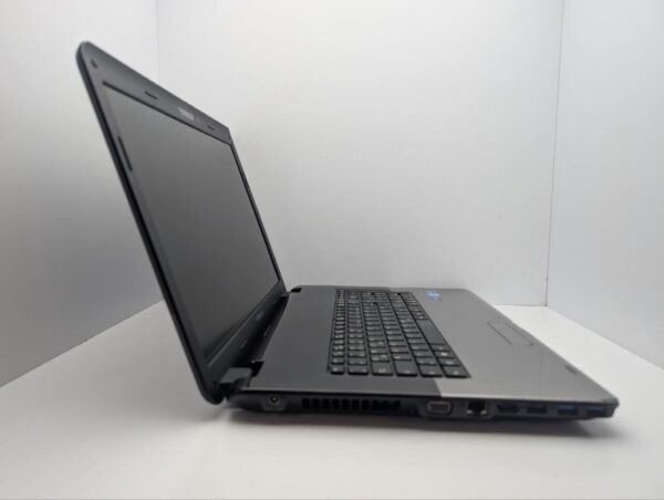 Ноутбук Medion Akoya E7218 / 17.3" (1600x900) TN / Intel Core i3-2310M (2 (4) ядра по 2.1 GHz) / 6 GB DDR3 / 750 GB HDD / Intel HD Graphics / WebCam / DVD-ROM / АКБ не тримає - Зображення 4