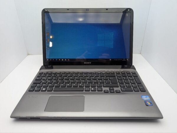 Ноутбук Sony VAIO SVE 151C / 15.6" (1366x768) TN / Intel Core i7-3612QM (4 (8) ядра по 2.1 - 3.1 GHz) / 8 GB DDR3 / 240 GB SSD / AMD Radeon HD 7550M, 1 GB GDDR3, 128-bit / WebCam / DVD-ROM - Зображення 2