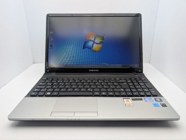 Ноутбук Samsung NP300E5A / 15.6" (1366x768) TN / Intel Core i3-2350M (2 (4) ядра по 2.3 GHz) / 6 GB DDR3 / 320 GB HDD / nVidia GeForce GT 520MX, 1 GB GDDR3, 64-bit / WebCam / DVD-ROM - Зображення 2