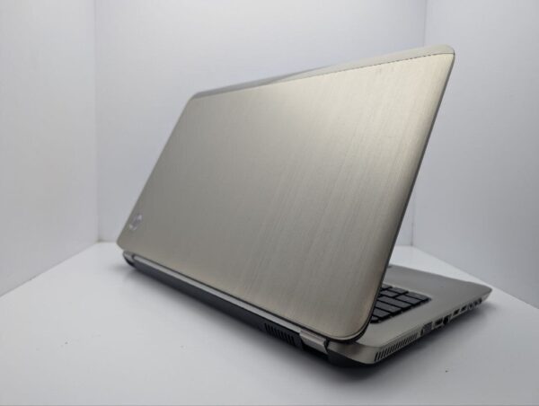 Ноутбук HP Pavilion dv7-6c30eg / 17.3" (1600x900) TN / Intel Core i7-2670QM (4 (8) ядра по 2.2 - 3.1 GHz) / 6 GB DDR3 / 1000 GB HDD / AMD Radeon HD 6770M, 1 GB GDDR5, 128-bit / WebCam / DVD-ROM - Зображення 8