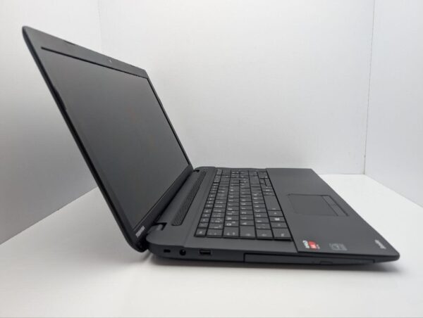 Ноутбук Toshiba Satellite C70D-B / 17.3" (1600x900) TN / AMD A4-5000 (4 ядра по 1.5 GHz) / 8 GB DDR3 / 750 GB HDD / AMD Radeon HD 8330 Graphics / WebCam / DVD-ROM - Зображення 4