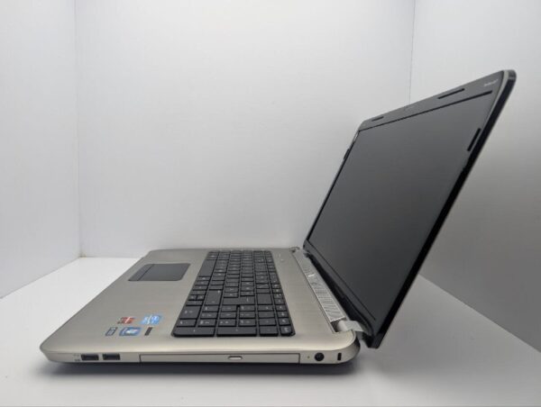 Ноутбук HP Pavilion dv7-6c30eg / 17.3" (1600x900) TN / Intel Core i7-2670QM (4 (8) ядра по 2.2 - 3.1 GHz) / 6 GB DDR3 / 1000 GB HDD / AMD Radeon HD 6770M, 1 GB GDDR5, 128-bit / WebCam / DVD-ROM - Зображення 5