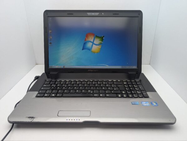 Ноутбук Medion Akoya E7218 / 17.3" (1600x900) TN / Intel Core i3-2310M (2 (4) ядра по 2.1 GHz) / 6 GB DDR3 / 750 GB HDD / Intel HD Graphics / WebCam / DVD-ROM / АКБ не тримає - Зображення 2