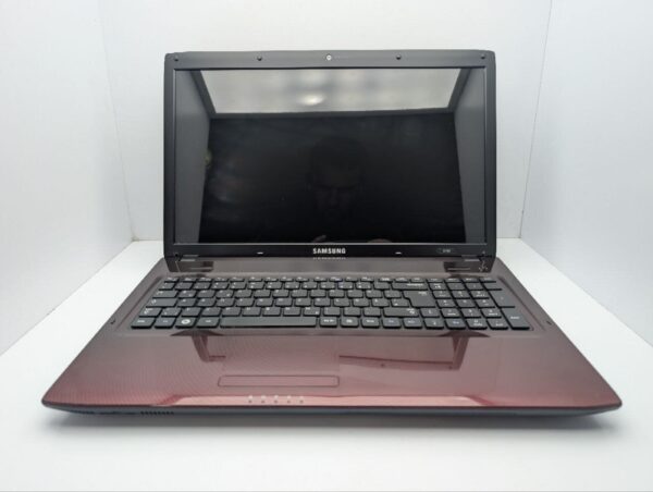 Ноутбук Samsung R780 / 17.3" (1600x900) TN / Intel Core i3-350M (2 (4) ядра по 2.2 GHz) / 6 GB DDR3 / 500 GB HDD / nVidia GeForce GT 330M, 1 GB GDDR3, 128-bit / WebCam / DVD-ROM - Зображення 3