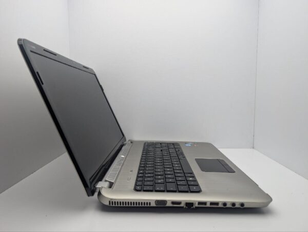 Ноутбук HP Pavilion dv7-6c30eg / 17.3" (1600x900) TN / Intel Core i7-2670QM (4 (8) ядра по 2.2 - 3.1 GHz) / 6 GB DDR3 / 1000 GB HDD / AMD Radeon HD 6770M, 1 GB GDDR5, 128-bit / WebCam / DVD-ROM - Зображення 4