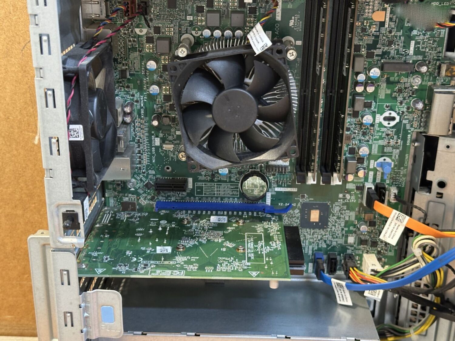 Ігровий ПК Dell OptiPlex 7050 Tower / Intel Core i7-7700 (4 (8) ядра по 3.6 - 4.2 GHz) / 16 GB DDR4 / no HDD / AMD Radeon R7 450, 4 GB GDDR5, 128-bit / 240W / DVD-ROM / DisplayPort - Зображення 10