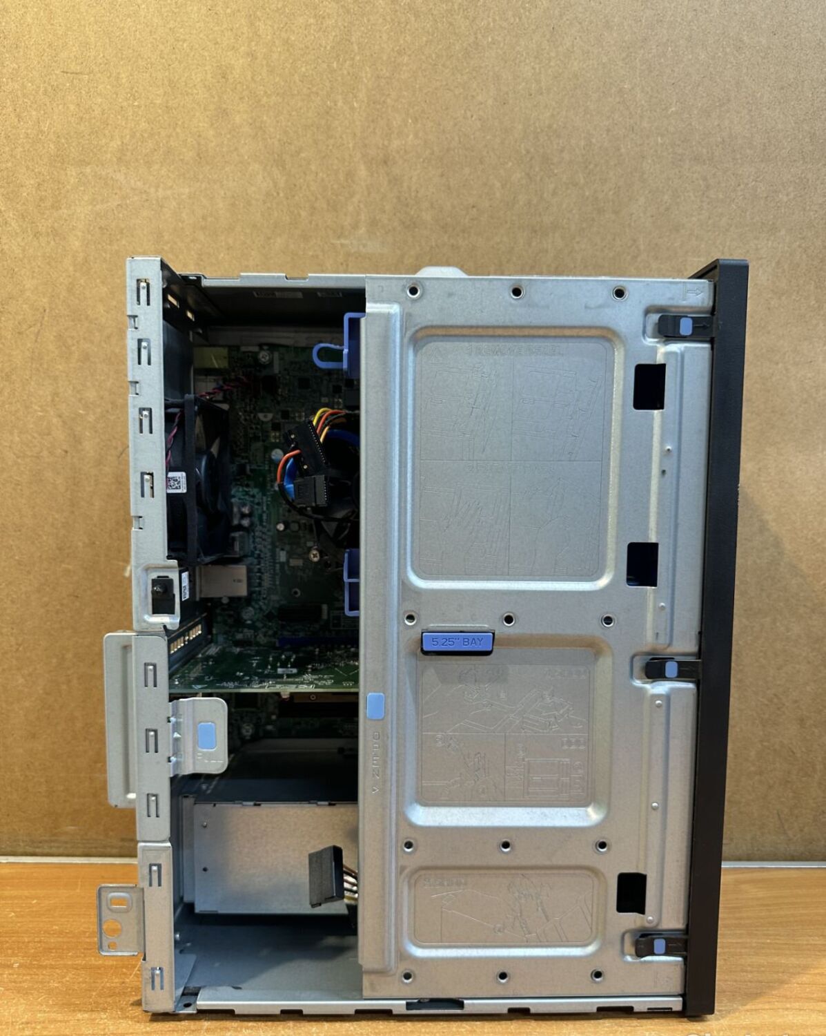 Ігровий ПК Dell OptiPlex 7050 Tower / Intel Core i7-7700 (4 (8) ядра по 3.6 - 4.2 GHz) / 16 GB DDR4 / no HDD / AMD Radeon R7 450, 4 GB GDDR5, 128-bit / 240W / DVD-ROM / DisplayPort - Зображення 7