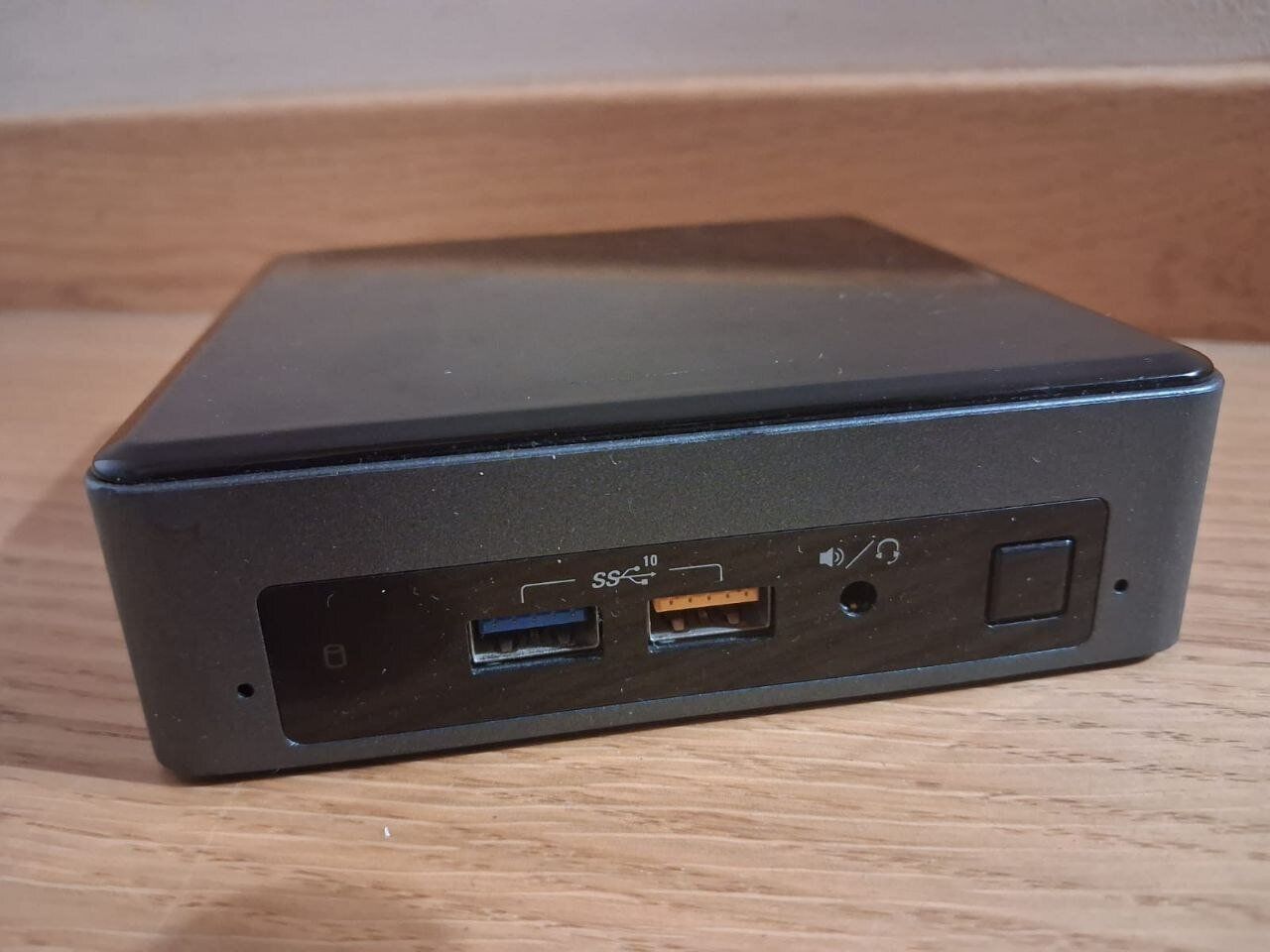 Неттоп Intel NUC NUC8BEK USFF / Intel Core i3-8100T (4 ядра по 3.1 GHz) / 16 GB DDR4 / 256 GB SSD / Intel UHD Graphics 630 / USB 3.1 / HDMI / Wi-Fi / Блок живлення в комплекті - Зображення 2