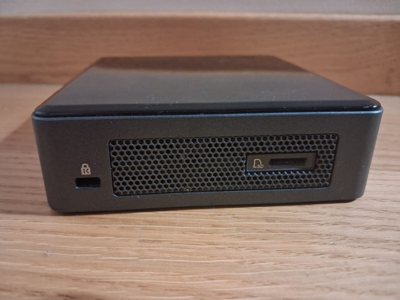 Неттоп Intel NUC NUC8BEK USFF / Intel Core i3-8100T (4 ядра по 3.1 GHz) / 16 GB DDR4 / 256 GB SSD / Intel UHD Graphics 630 / USB 3.1 / HDMI / Wi-Fi / Блок живлення в комплекті - Зображення 3