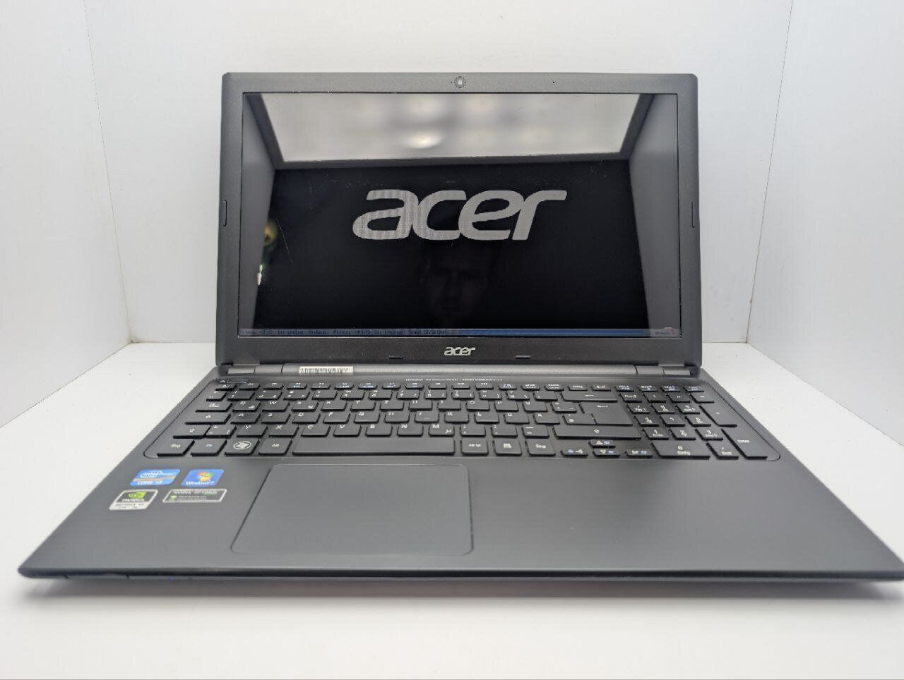 Ноутбук Acer Aspire V5-571G / 15.6" (1366x768) TN / Intel Core i3-2367M (2 (4) ядра по 1.4 GHz) / 6 GB DDR3 / 500 GB HDD / nVidia GeForce GT 620M, 1 GB GDDR3, 64-bit / WebCam / DVD-ROM - Зображення 3