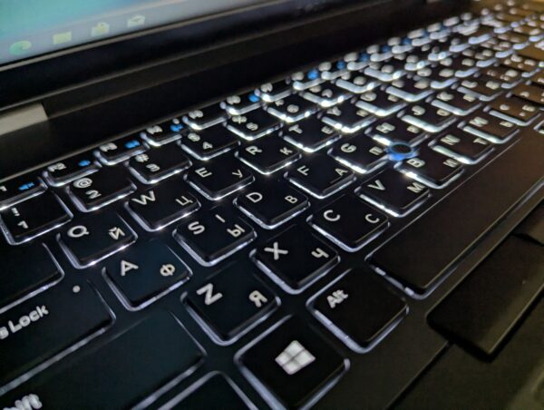 Ноутбук Dell Latitude E5570 / 15.6" (1366x768) TN / Intel Core i7-6820HQ (4 (8) ядра по 2.7 - 3.6 GHz) / 16 GB DDR4 / 512 GB SSD / AMD Radeon R7 M370, 2 GB GDDR5, 128-bit / HDMI / VGA / Windows 10 - Зображення 6