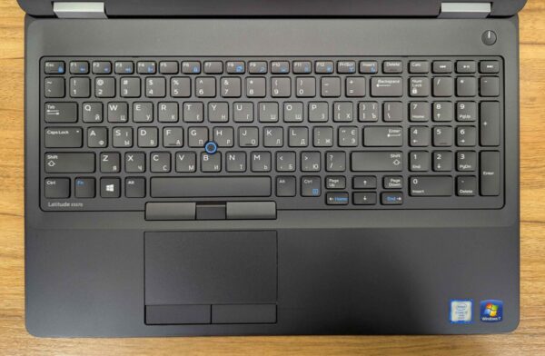 Ноутбук Dell Latitude E5570 / 15.6" (1366x768) TN / Intel Core i7-6820HQ (4 (8) ядра по 2.7 - 3.6 GHz) / 16 GB DDR4 / 512 GB SSD / AMD Radeon R7 M370, 2 GB GDDR5, 128-bit / HDMI / VGA / Windows 10 - Зображення 3