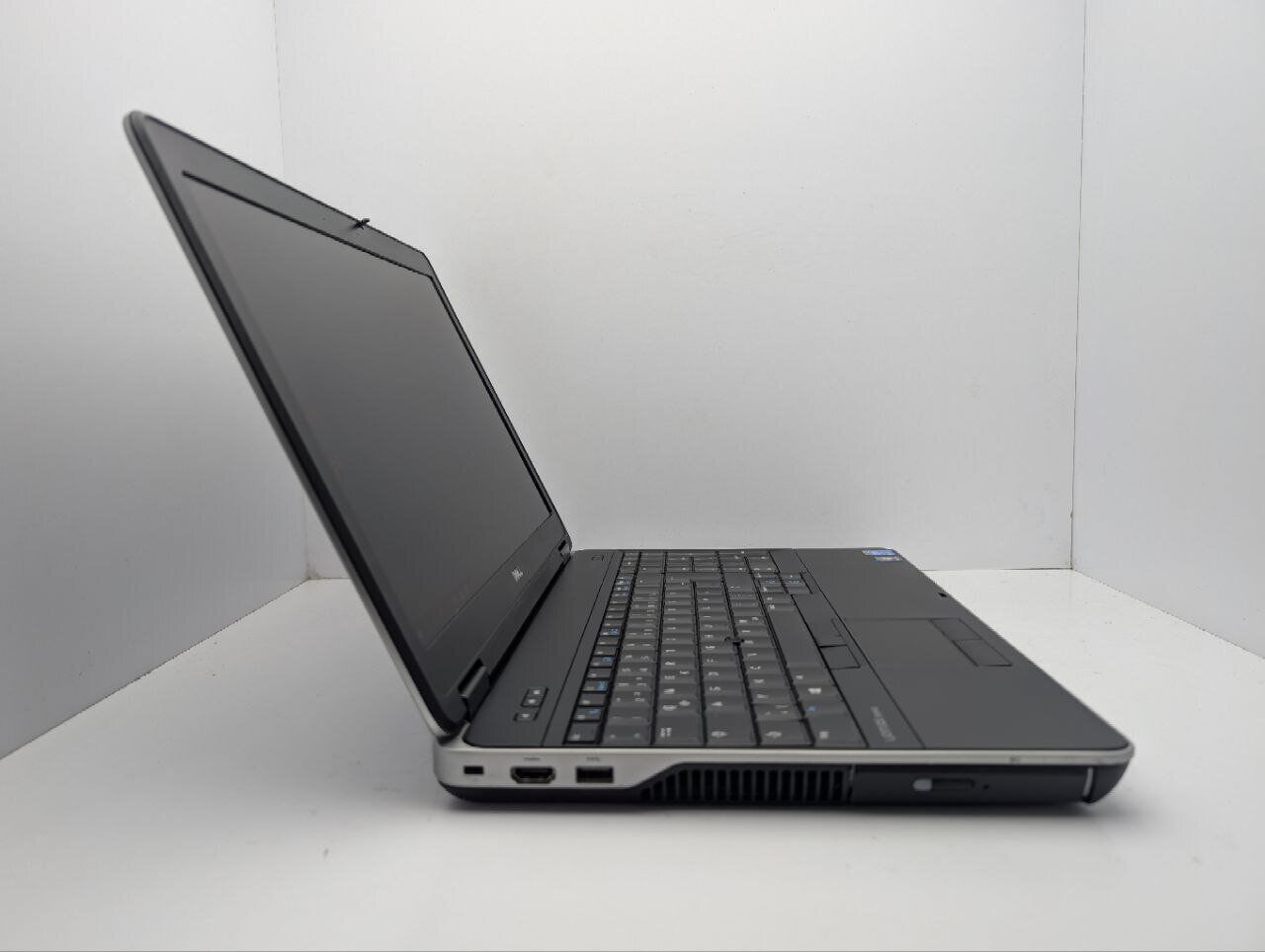 Ноутбук Dell Latitude E6540 / 15.6" (1920x1080) TN / Intel Core i7-4800MQ (4 (8) ядра по 2.7 - 3.7 GHz) / 16 GB DDR3 / 240 GB SSD / Intel HD Graphics 4600 / DVD-ROM - Зображення 4