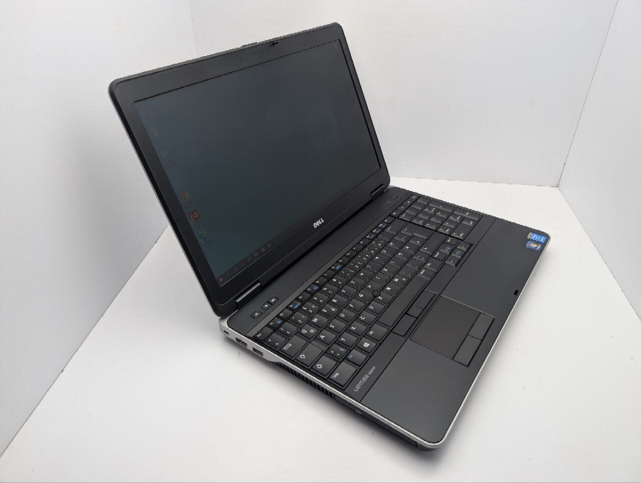Ноутбук Dell Latitude E6540 / 15.6" (1920x1080) TN / Intel Core i7-4800MQ (4 (8) ядра по 2.7 - 3.7 GHz) / 16 GB DDR3 / 240 GB SSD / Intel HD Graphics 4600 / DVD-ROM - Зображення 6