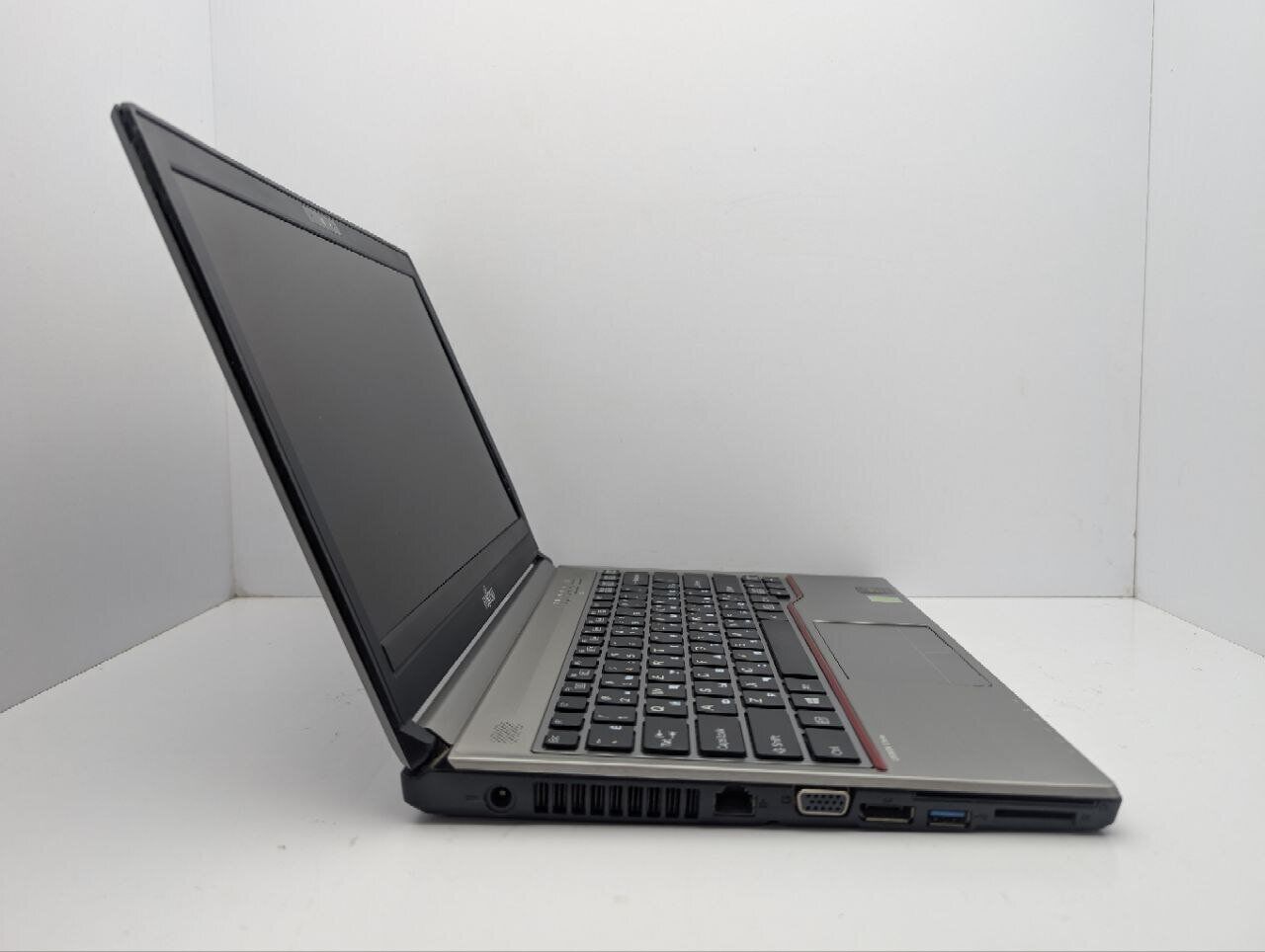 Ноутбук Fujitsu LifeBook E734 / 13.3" (1366x768) TN / Intel Core i5-4300M (2 (4) ядра по 2.6 - 3.3 GHz) / 8 GB DDR3 / 120 GB SDD / Intel HD Graphics 4600 / WebCam - Зображення 5