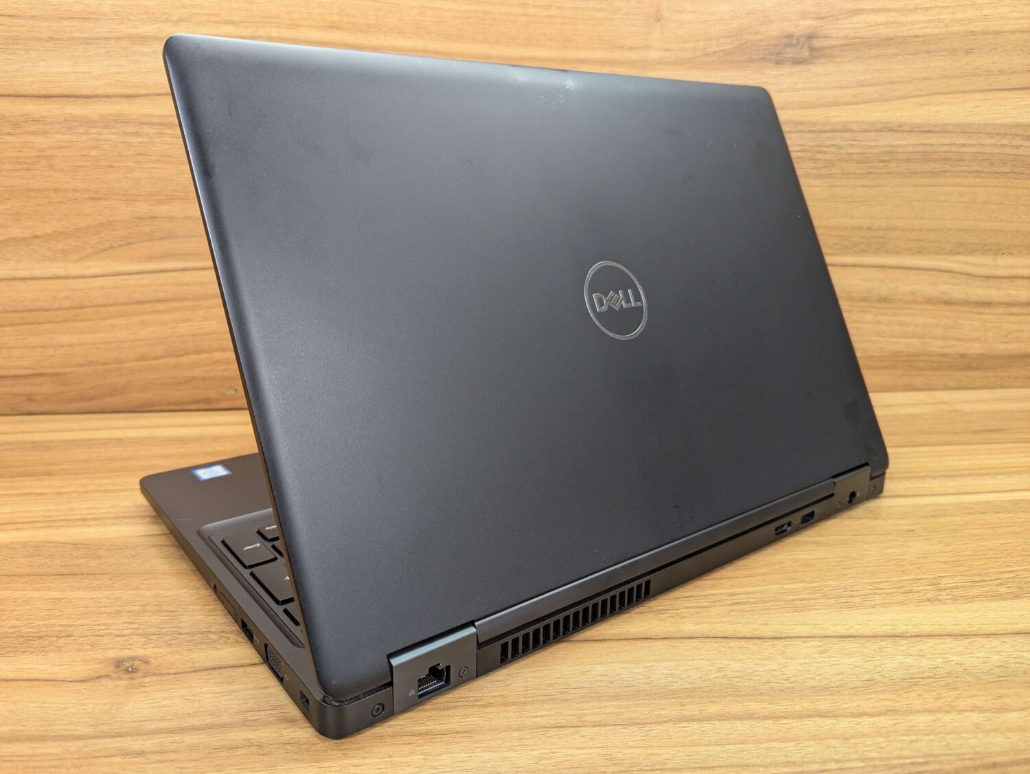 Ультрабук Б-клас Dell Latitude 5590 / 15.6" (1920x1080) IPS / Intel Core i5-7300U (2 (4) ядра по 2.6 - 3.5 GHz) / 8 GB DDR4 / 256 GB SSD / Intel HD Graphics 620 / WebCam / Windows 10 - Зображення 7