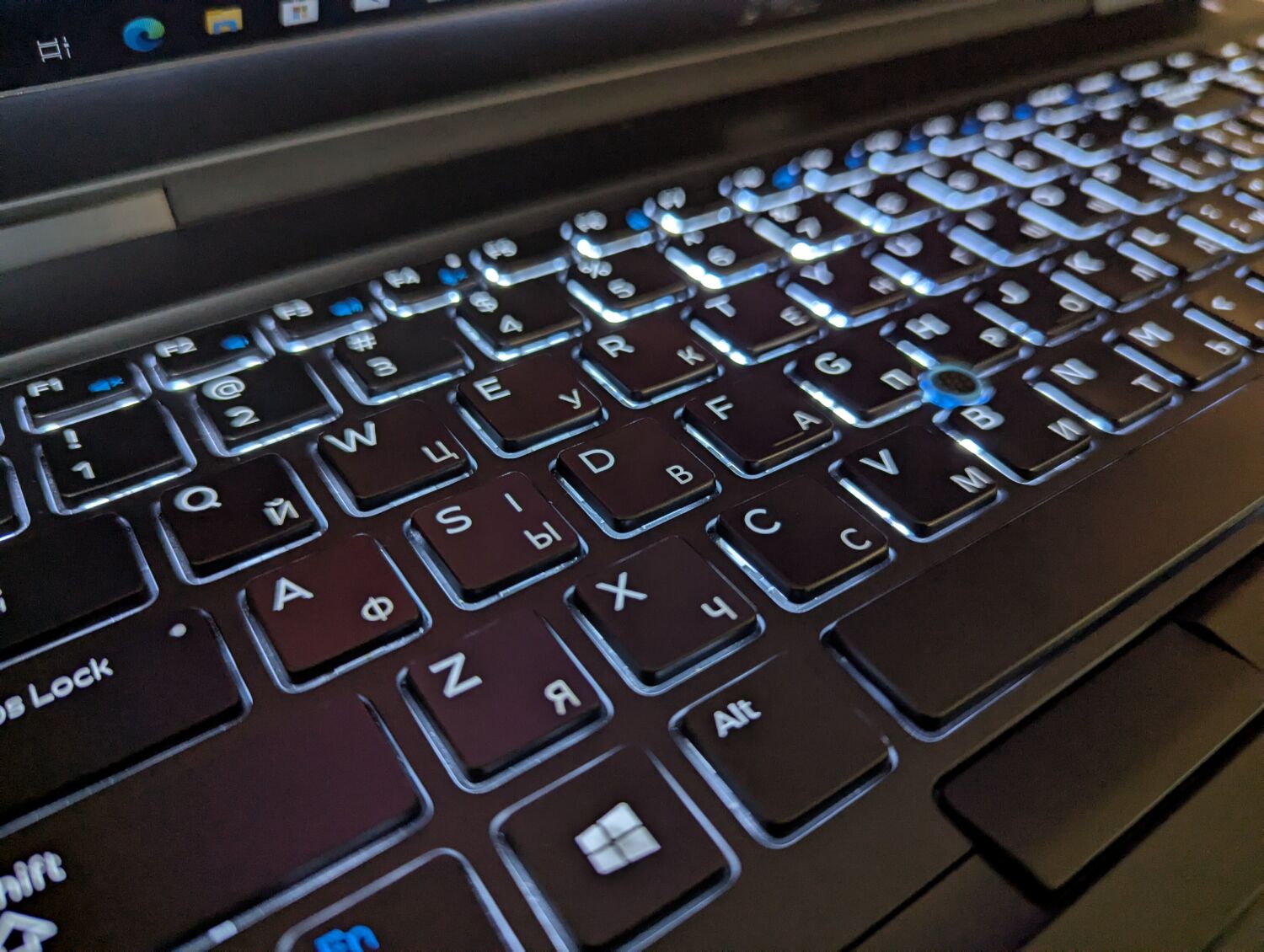 Ультрабук Б-клас Dell Latitude 5590 / 15.6" (1920x1080) IPS / Intel Core i5-7300U (2 (4) ядра по 2.6 - 3.5 GHz) / 8 GB DDR4 / 256 GB SSD / Intel HD Graphics 620 / WebCam / Windows 10 - Зображення 6