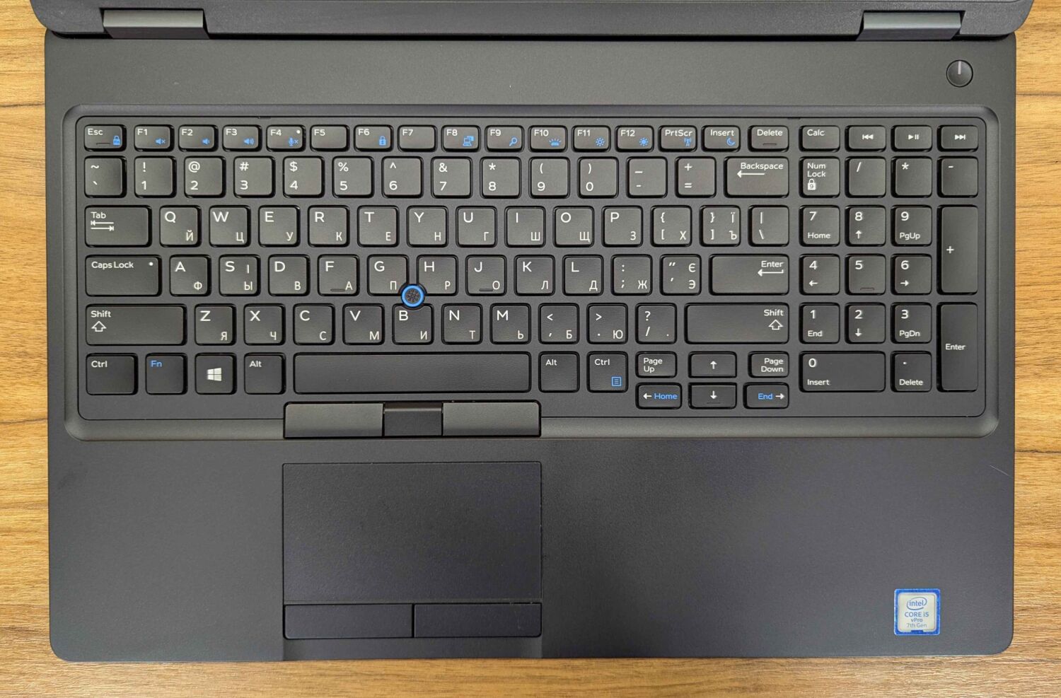 Ультрабук Б-клас Dell Latitude 5590 / 15.6" (1920x1080) IPS / Intel Core i5-7300U (2 (4) ядра по 2.6 - 3.5 GHz) / 8 GB DDR4 / 256 GB SSD / Intel HD Graphics 620 / WebCam / Windows 10 - Зображення 3