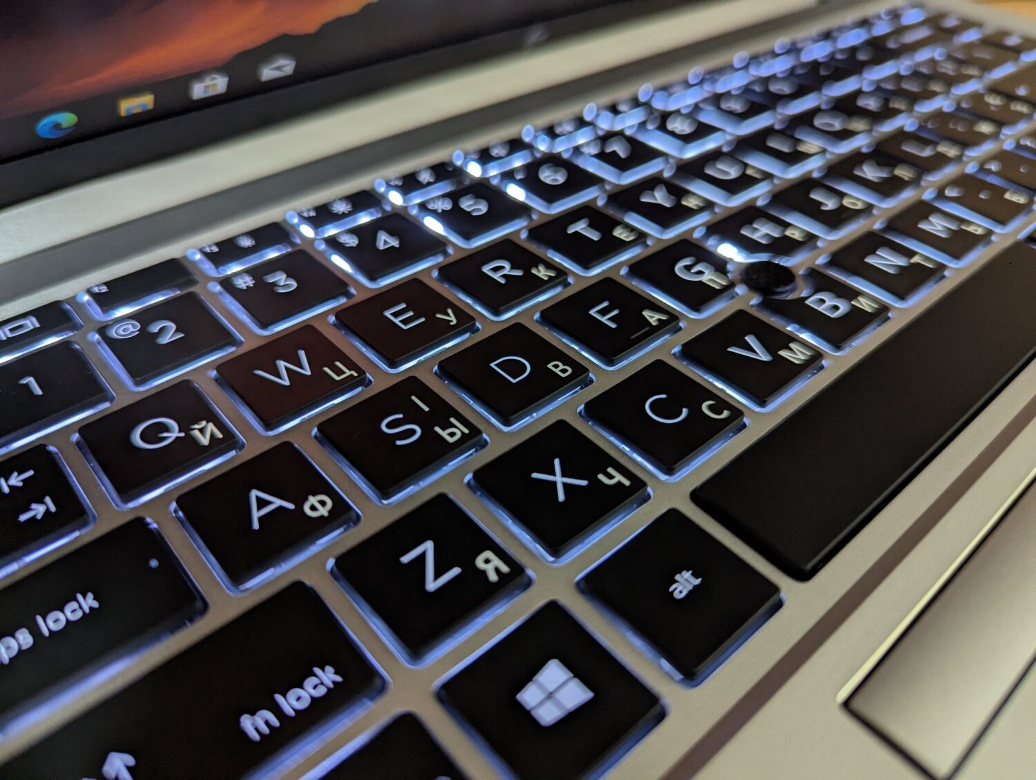 Ультрабук Б-клас HP EliteBook 840 G7 / 14" (1920x1080) IPS / Intel Core i7-10610U (4 (8) ядра по 1.8 - 4.9 GHz) / 16 GB DDR4 / 512 GB SSD / Intel UHD Graphics / HDMI / TouchID / Windows 10 - Зображення 6