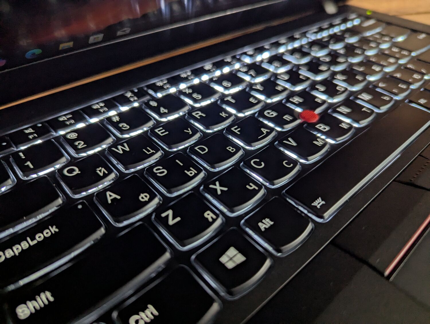 Ультрабук Б-клас Lenovo ThinkPad T470 / 14" (1920x1080) IPS / Intel Core i7-7600U (2 (4) ядра по 2.8 - 3.9 GHz) / 8 GB DDR4 / 240 GB SSD / Intel HD Graphics 520 / WebCam / TouchID / Windows 10 - Зображення 8