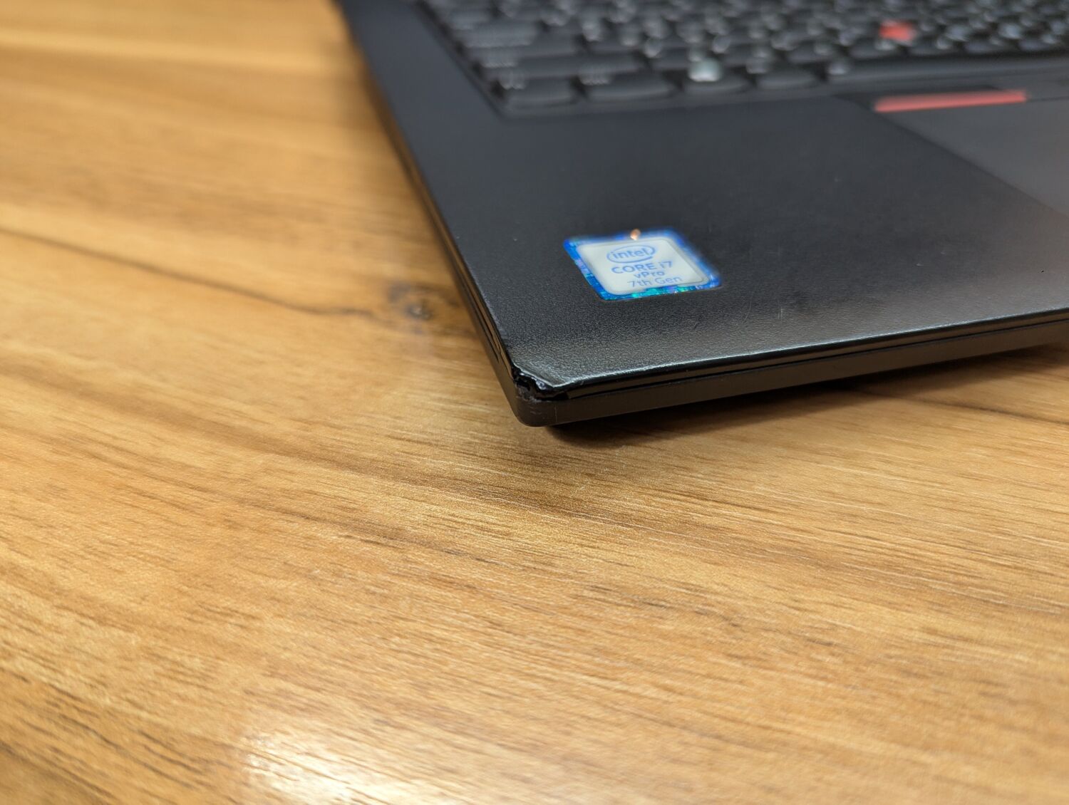 Ультрабук Б-клас Lenovo ThinkPad T470 / 14" (1920x1080) IPS / Intel Core i7-7600U (2 (4) ядра по 2.8 - 3.9 GHz) / 8 GB DDR4 / 240 GB SSD / Intel HD Graphics 520 / WebCam / TouchID / Windows 10 - Зображення 3