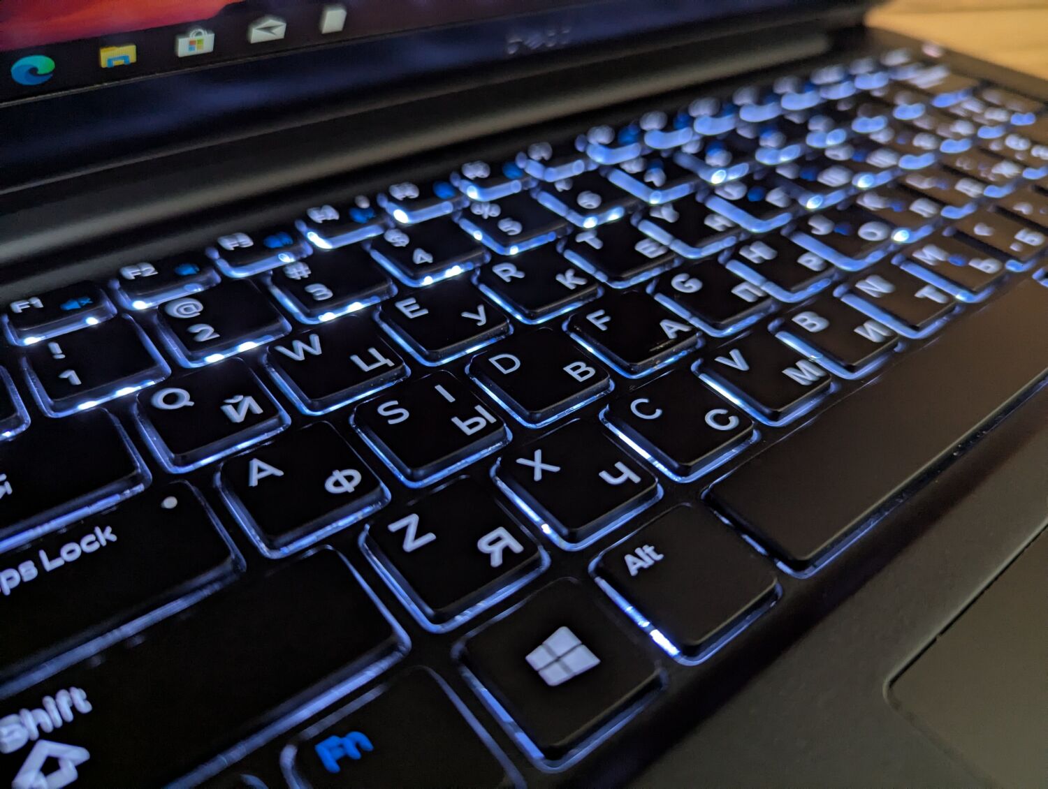 Ультрабук Dell Latitude 7370 / 13.3" (1920x1080) IPS / Intel Core m5-6Y54 (2 (4) ядра по 1.1 - 2.7 GHz) / 16 GB DDR3 / 512 GB SSD / Intel HD Graphics 515 / Windows 10 - Зображення 6