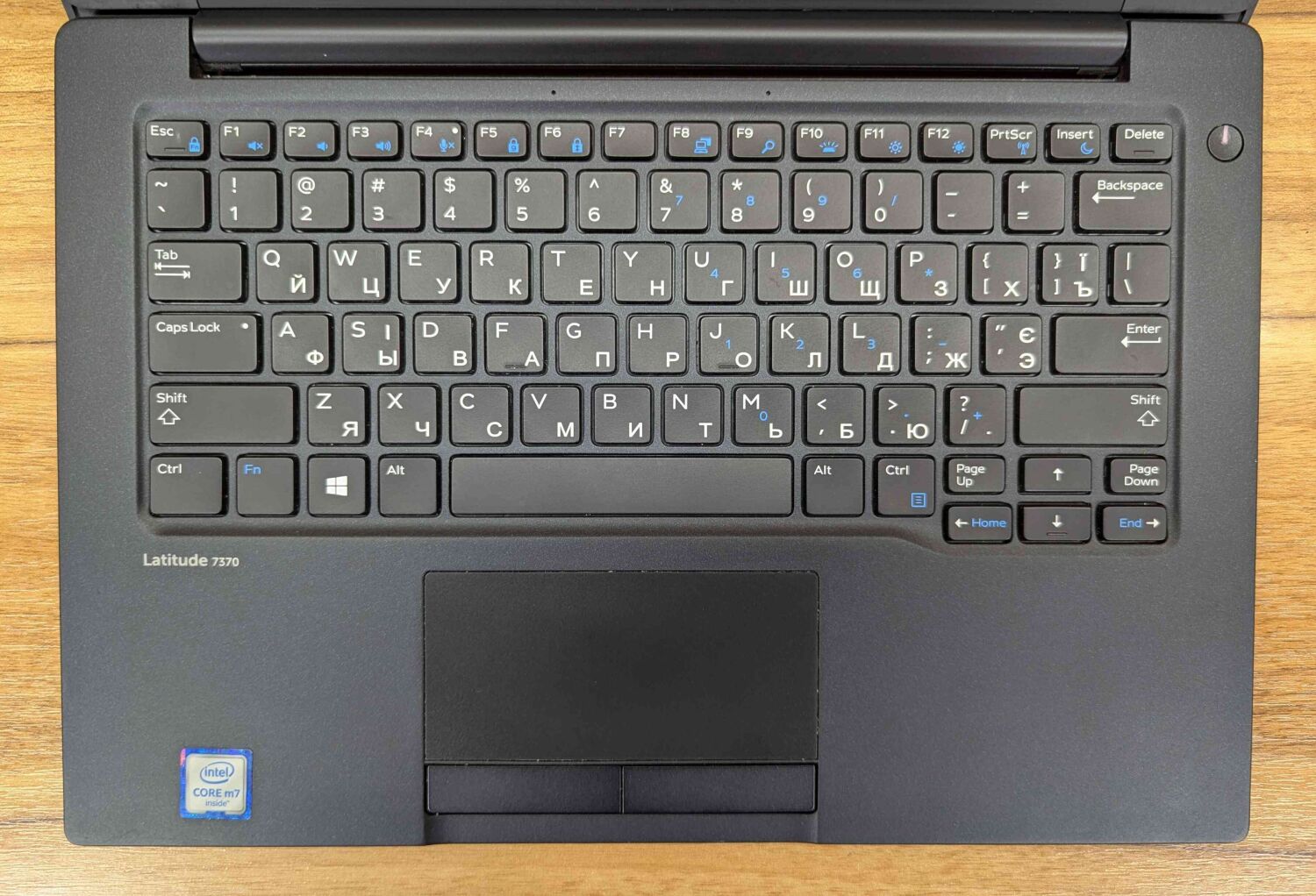 Ультрабук Dell Latitude 7370 / 13.3" (1920x1080) IPS / Intel Core m5-6Y54 (2 (4) ядра по 1.1 - 2.7 GHz) / 16 GB DDR3 / 512 GB SSD / Intel HD Graphics 515 / Windows 10 - Зображення 3