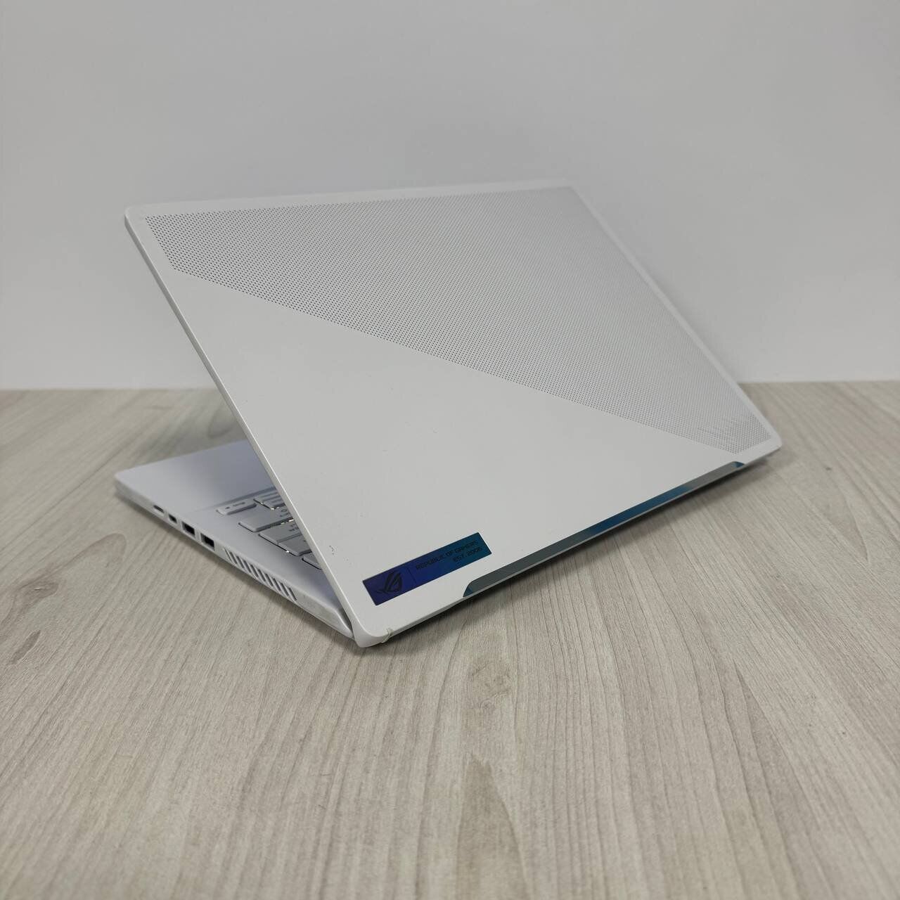 Ігровий ультрабук Asus ROG Zephyrus G14 GA402XY / 14" (2560x1600) IPS / AMD Ryzen 9 7940HS (8 (16) ядер по 4.0 - 5.2 GHz) / 32 GB DDR5 / 1000 GB SSD NVMe / nVidia GeForce RTX 4090, 16 GB GDDR6, 256-bit / WebCam - Зображення 6