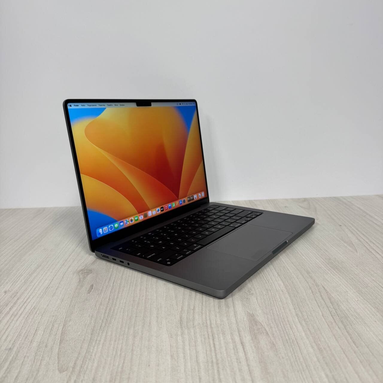 Ультрабук Apple MacBook Pro 14 A2779 / 14.2" (3024x1964) IPS / Apple M2 Pro (12 ядер по 2.4 – 3.5 GHz) / 32 GB DDR5 / 1000 GB SSD / Apple M2 Pro Graphics / WebCam / MacOS - Зображення 4