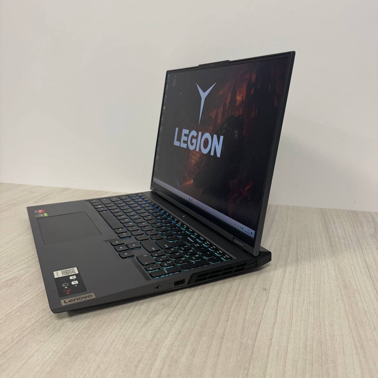 Ігровий ноутбук Б-клас Lenovo Legion 5 Pro 16ACH6H / 16" (2560x1600) IPS / AMD Ryzen 9 5900HX (8 (16) ядер по 3.3 - 4.6 GHz) / 16 GB DDR4 / 512 GB SSD NVMe / nVidia GeForce RTX 3070, 8 GB GDDR6, 256-bit / WebCam - Зображення 5