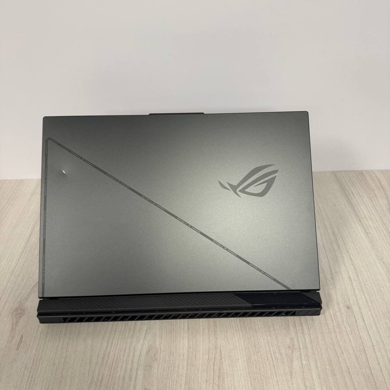 Ігровий ноутбук Б-клас Asus ROG Strix G18 G814JZ / 18" (2560x1600) IPS / Intel Core i9-13980HX (24 (32) ядра по 2.2 - 5.5 GHz) / 32 GB DDR5 / 512 GB SSD NVMe / nVidia GeForce RTX 4080, 12 GB GDDR6, 192-bit / WebCam - Зображення 3