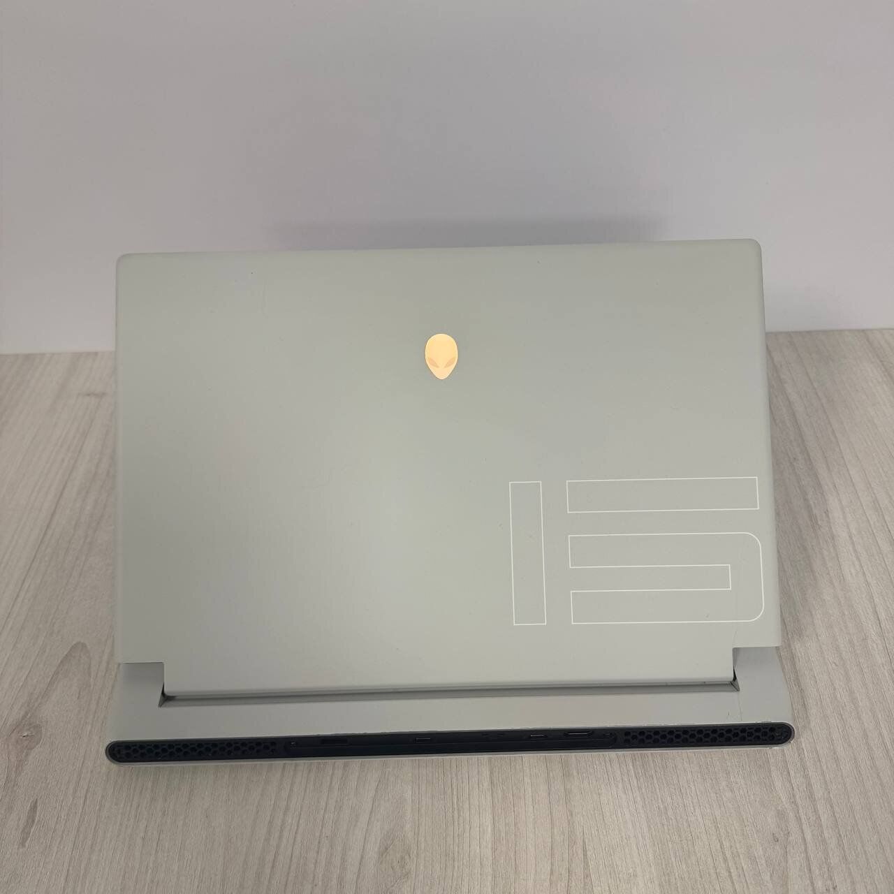 Ігровий ноутбук Б-клас Dell Alienware X15 R1 White / 15.6" (1920x1080) IPS / Intel Core i7-11800H (8 (16) ядер по 2.3 - 4.6 GHz) / 16 GB DDR4 / 512 GB SSD NVMe / nVidia GeForce RTX 3070, 8 GB GDDR6, 256-bit / WebCam - Зображення 3