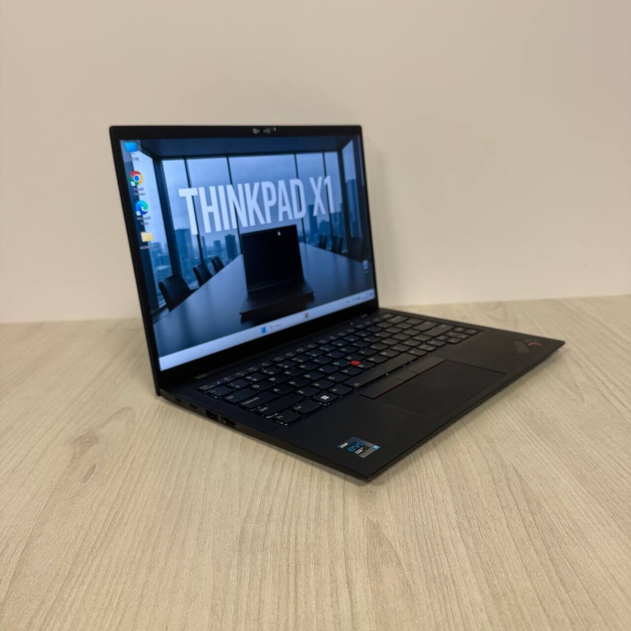Ультрабук Б-клас Lenovo ThinkPad X1 Carbon Gen 9 / 14" (1920x1200) IPS / Intel Core i7-1165G7 (4 (8) ядра по 2.8 - 4.7 GHz) / 16 GB DDR4 / 512 GB SSD NVMe / Intel Iris Xe Graphics / WebCam - Зображення 4