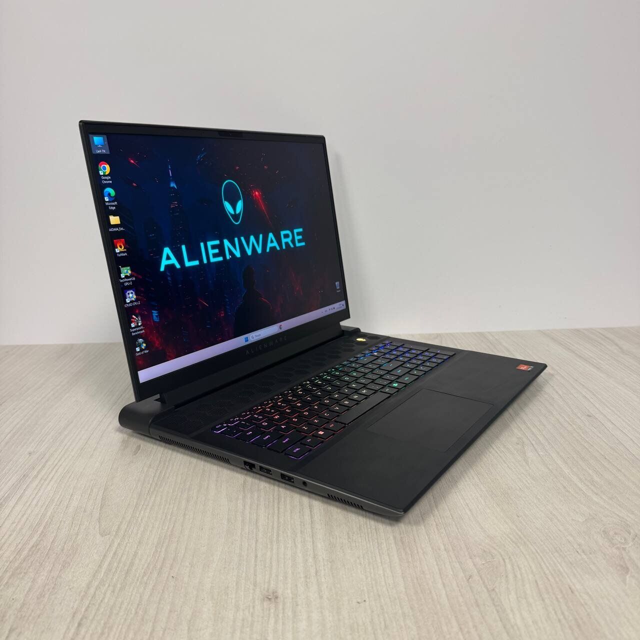 Ігровий ноутбук Б-клас Dell Alienware m18 R1 / 18" (1920x1200) IPS / AMD Ryzen 9 7845HX (12 (24) ядер по 3.0 - 5.2 GHz) / 16 GB DDR5 / 512 GB SSD NVMe / nVidia GeForce RTX 4070, 8 GB GDDR6, 128-bit / WebCam - Зображення 4