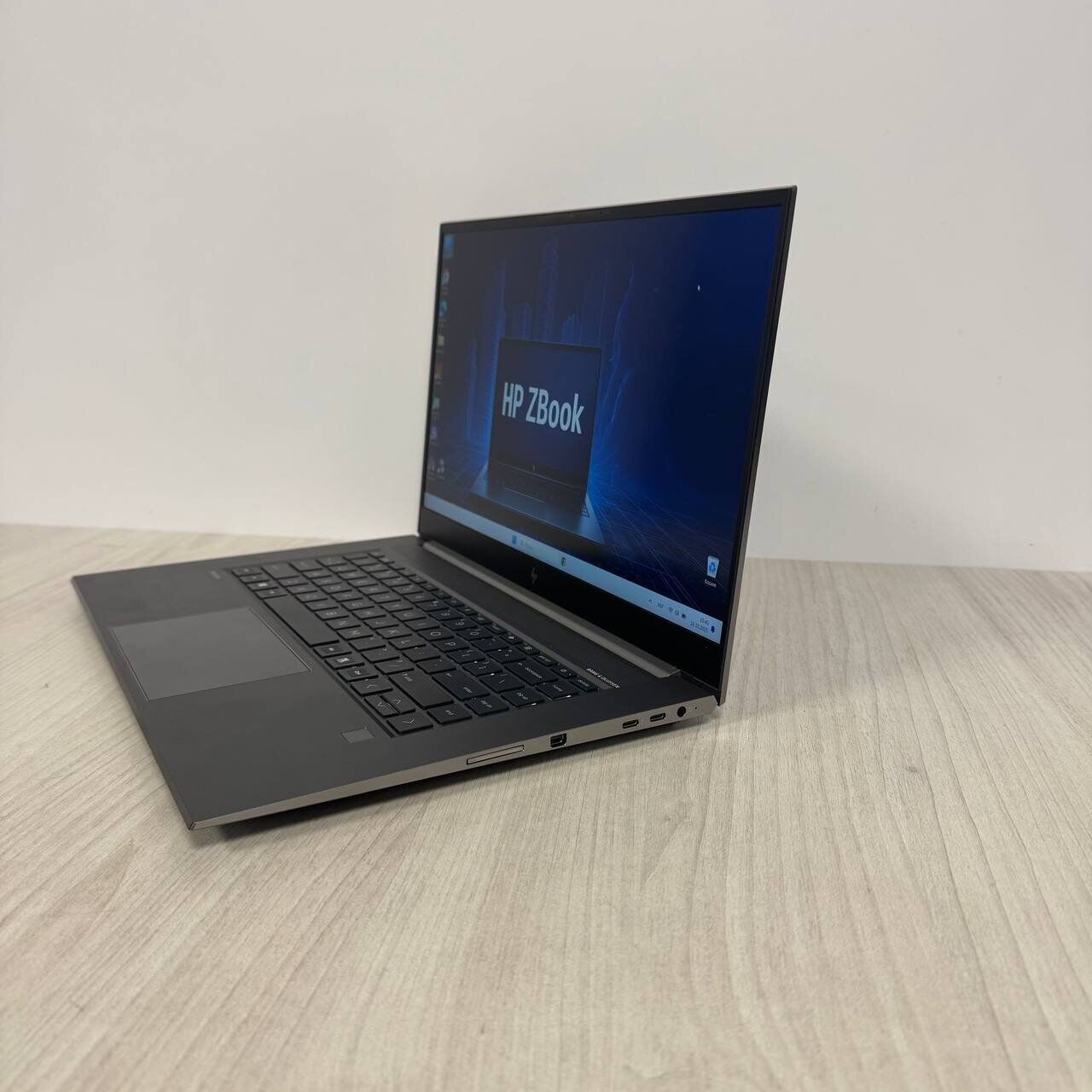 Мобільна рабоча станція HP ZBook Studio G7 / 15.6" (1920x1080) IPS / Intel Core i7-10850H (6 (12) ядер по 2.7 - 5.1 GHz) / 32 GB DDR4 / 512 GB SSD NVMe / nVidia Quadro RTX 4000 Max-Q, 8 GB GDDR6, 256-bit / WebCam - Зображення 5