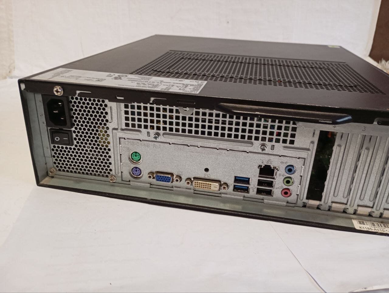 Комплект ПК Б-клас: Fujitsu Esprimo E420 E85+ SFF / Intel Core i5-4670 (4 ядра по 3.4 - 3.8 GHz) / 8 GB DDR3 / 240 GB SSD / Intel HD Graphics 4600 + Монітор Philips 223V5L / 22" (1920x1080) TN / 1x VGA / VESA 100x100 - Зображення 5